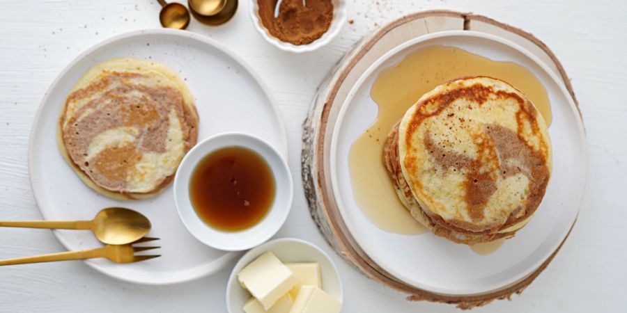 Pancakes Eierkuchen Butter Ahornsirup Teller Gabel Zimt