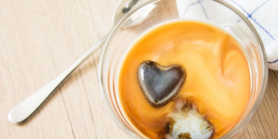 Kalte Erfrischung mit viel Koffein: Cold Brew Kaffee wird mit kaltem Wasser zubereitet und sollte mindestens vier Stunden ziehen.