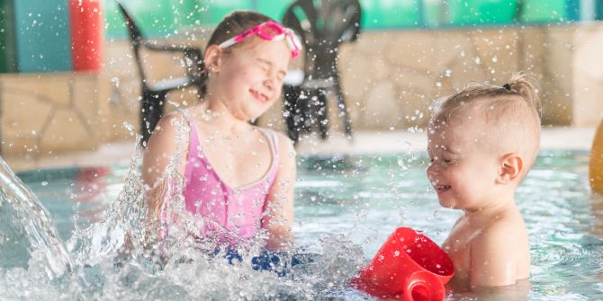 Kinder Wasser Spritzen Spielen