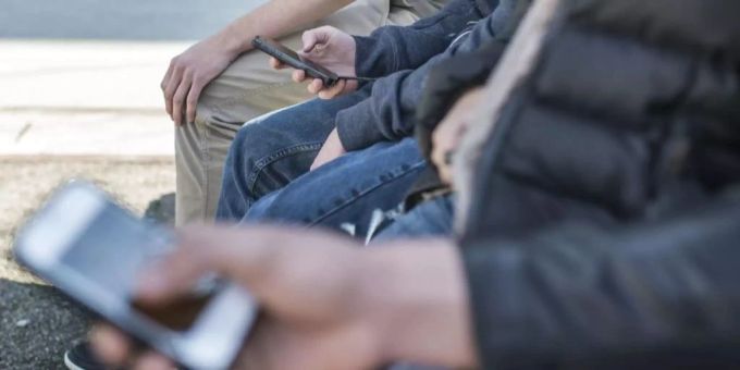Einen Zürcher Jugendlichen packte die Leidenschaft für das Traden per App. Er wettete auf den Kurs des Bitcoin. (Symbolbild) traden