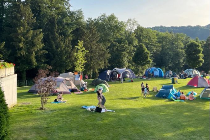 70 Zelte wurden in der Badi aufgestellt. Badi Urdorf