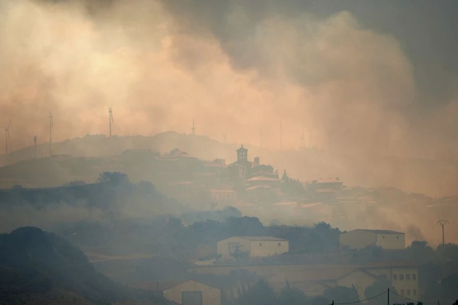 Rauch über San Martin de Unx im norden Spaniens am 19. Juni.