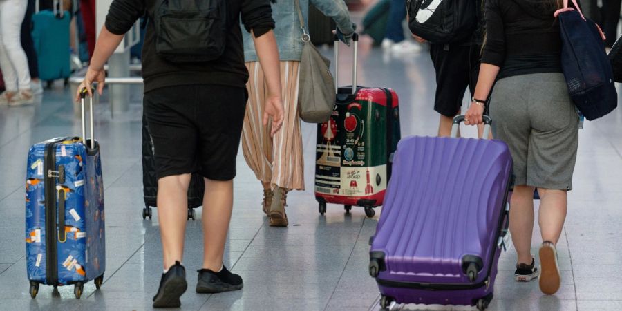 Mit dem Ferienbeginn in Nordrhein-Westfalen rollt auf die Flughäfen die erste grosse Reisewelle des Sommers zu. Allein der Flughafen Düsseldorf rechnet am Wochenende mit über 200.000 Passagieren.