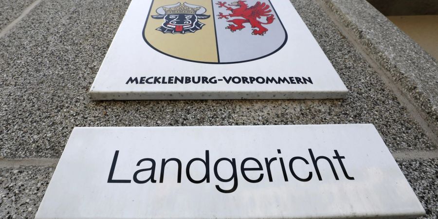 Das Landgericht Rostock verurteilte eine ehemalige Betreiberin von Pflegeheimen zu einer langen Gefängnisstrafe.