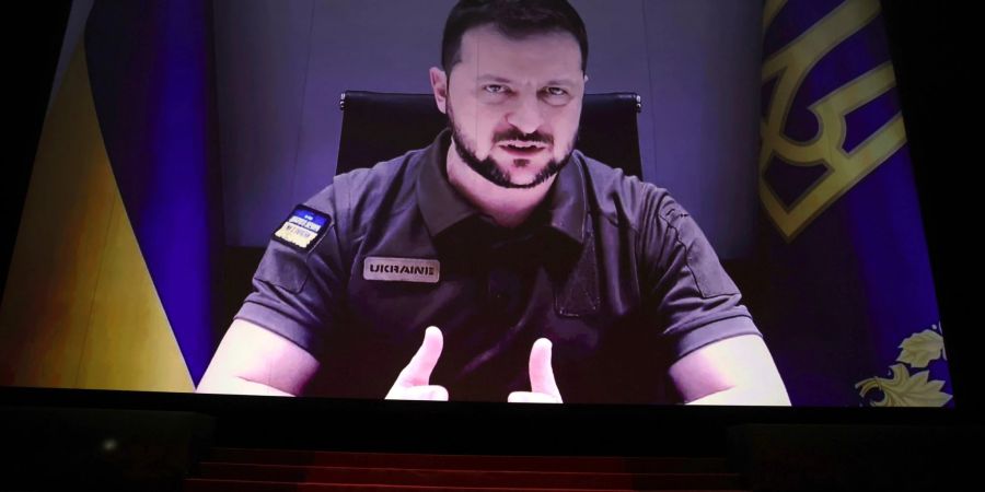 Der ukrainische Präsident Wolodymyr Selenskyj ist per Video zugeschaltet.