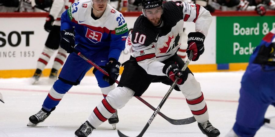 Nicolas Roy (r) aus Kanada führt den Puck im Vorrundenspiel gegen die Slowakei bei der Eishockey-WM in Finnland.