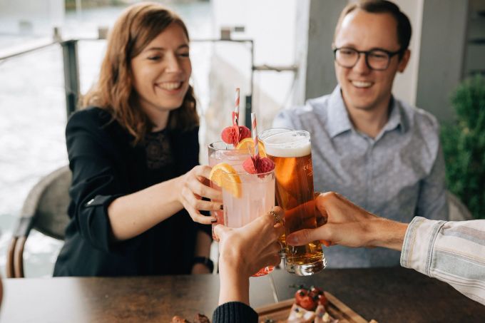 In der Krone steht Zeit zum Anstossen, Lachen & Schlemmen ganz gross auf dem Serviertablett geschrieben. Apéro anstossen
