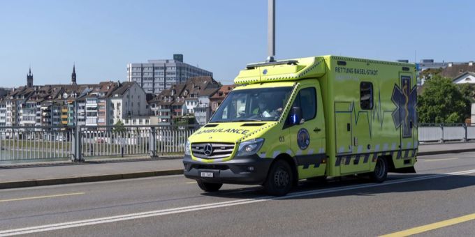 Ein Ambulanz-Fahrzeug fährt über die Johanniterbruecke in Basel, am Dienstag, 23. Juni 2020. (Symbolbild) Ambulanz Basel