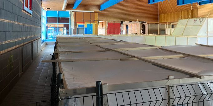 Wird asbesthaltiger Kleber oder Verputz entfernt, kann Asbeststaub freigesetzt werden. Die Arbeiten erfolgen durch ein spezialisiertes Unternehmen in abgegrenzten Zonen unter Unterdruck. Asbestsanierung Hallenbad