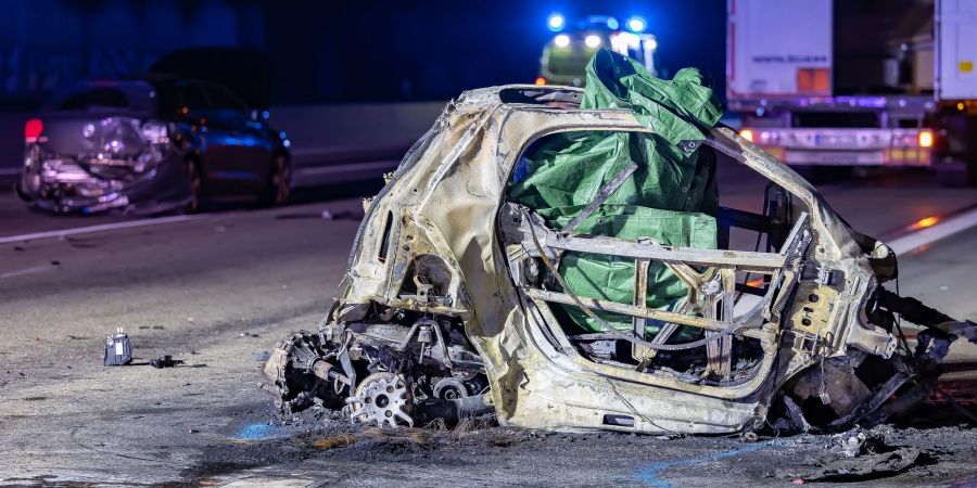 Auf der Autobahn 3 ist es zu einem schwerem Unfall mit mehreren Fahrzeugen gekommen.