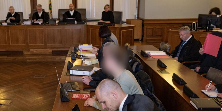 Zu Prozessbeginn gegen den als «Kinderzimmer-Dealer» bekannten 27 Jahre alten Leipziger und vier weiteren Männern im Landgericht Leipzig.
