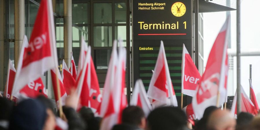 Insgesamt sieben Flughäfen in Deutschland waren seit Freitagmorgen durch den Arbeitskampf weitgehend lahmgelegt.