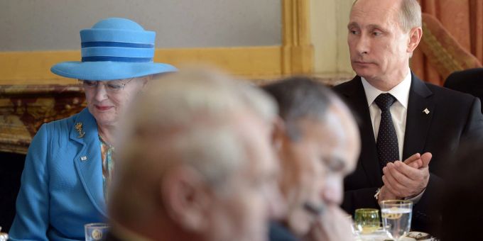 Königin Margrethe II. (l) nimmt an einem offiziellen Mittagessen anlässlich des 70. Jahrestages der Landung der Alliierten am D-Day im Schloss Benouville teil. Neben ihr sitzt Wladimir Putin. Königin Margrethe II. (l) nimmt an einem offiziellen Mittagessen anlässlich des 70. Jahrestages der Landung der Alliierten am D-Day im Schloss Benouville teil. Neben ihr sitzt Wladimir Putin.