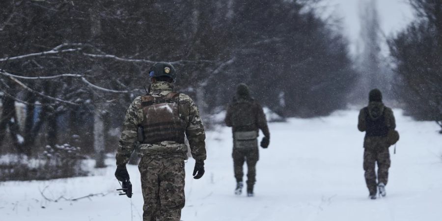 Ukrainische Soldaten verfolgen eine Drohne nahe der Frontlinie. Foto: Libkos/AP/dpa