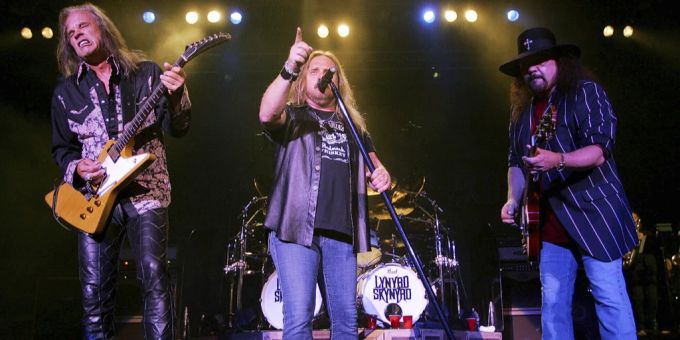 Band Lynyrd Skynyrd: Lead Sänger Johnny Van Zant (mitte), Gitarrist Rickey Medlocke (links) und Gary Rossington (rechts) Lynyrd Skynyrd