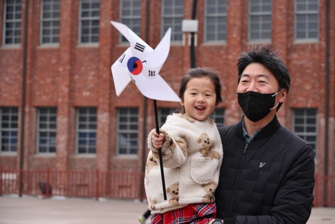 Ein Vater und seine Tochter während einer Veranstaltung anlässlich des Jahrestages der Unabhängigkeitsbewegung in Seoul. südkorea familie