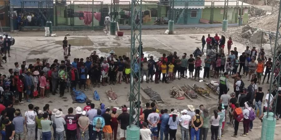 Sintflutartige Regenfälle haben im Süden Perus massive Erdrutsche ausgelöst, durch die mindestens 15 Menschen getötet wurden. Im Bild: Einwohnende von Camana betrauern Opfer der Erdrutsche.