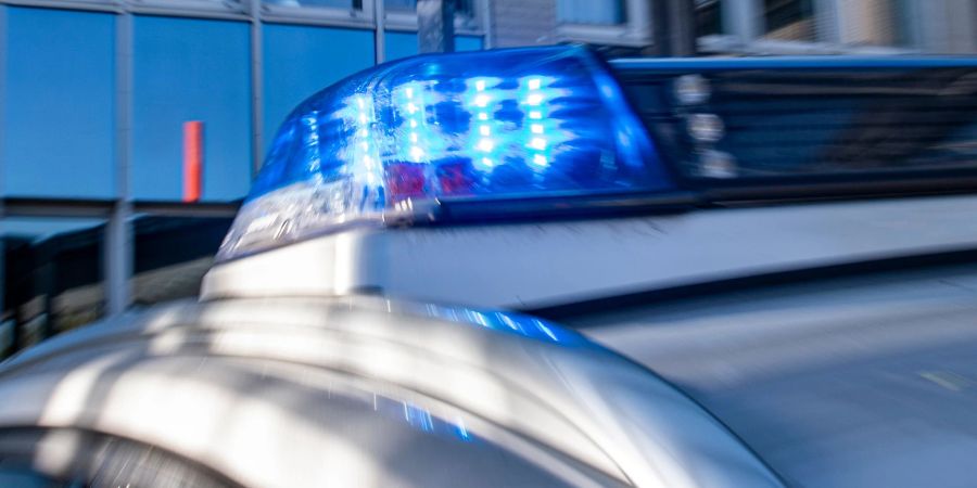 Das Blaulicht an einem Polizeiwagen ist eingeschaltet: Die Polizei konnte den mutmasslichen Angreifer bereits festnehmen.