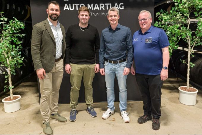 Matthias Kappeler und Urs Gugger mit Jürg und Sascha Feller (3.vl, Inhaber Carrosserie Feller AG).