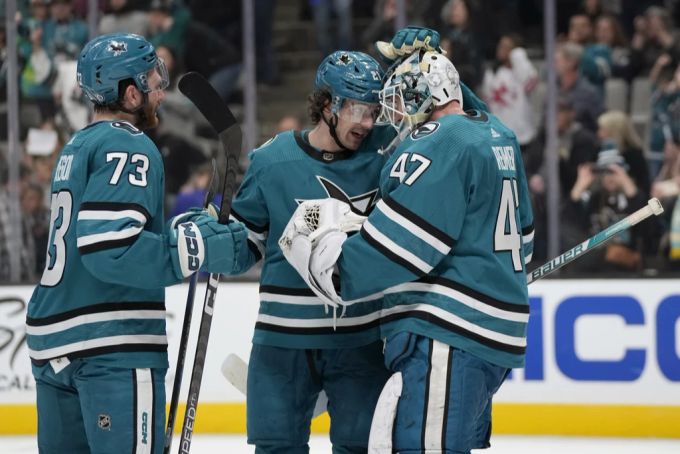 Goalie James Reimer (rechts) feiert seine Rückkehr in die NHL mit einem Shutout für die San Jose Sharks. san jose sharks