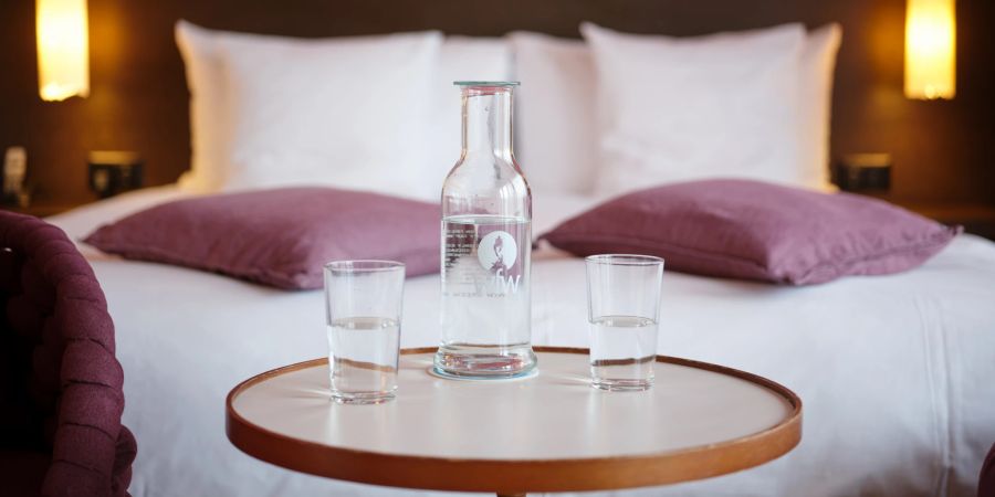 Hoteltisch mit Wasser