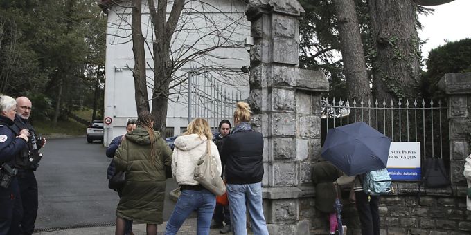 Polizisten stehen Wache am Eingang einer katholischen Privatschule, nachdem eine Lehrerin von einem Schüler mit einer Stichwaffe verletzt wurde. Die Lehrerin schwebte erst in Lebensgefahr und starb später an den Folgen ihrer Verletzungen. Ein 16-jähriger Schüler wurde festgenommen, wie der Sender BFMTV schrieb. Foto: Bob Edme/AP/dpa lehrerin