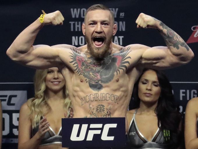 Conor McGregor steht auf der Waage: Aufgenommen an den Weigh-Ins vor dem Weltmeistertitelkampf gegen Eddie Alvarez, am 11. November 2016 in New York in den Vereinigten Staaten. (Archivbild) Conor McGregor