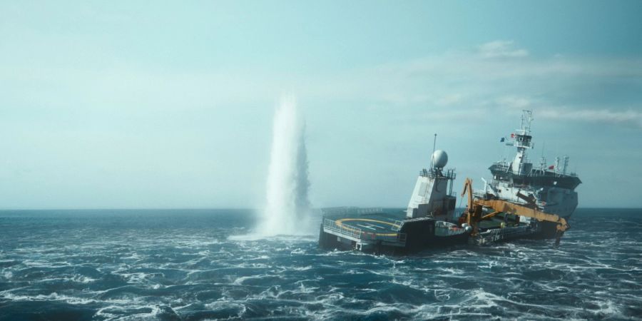Neben dem Forschungsschiff «Thorvaldson» schiesst eine Wasser-Fontäne hoch, die das Schiff in Schieflage bringt.