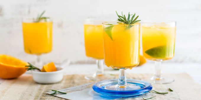 Schon die Farbe macht beste Laune: Ein Orangen-Mango-Cocktail mit Limette passt zu jeder Zeit und Gelegenheit. Orange Mango Cocktail Limette