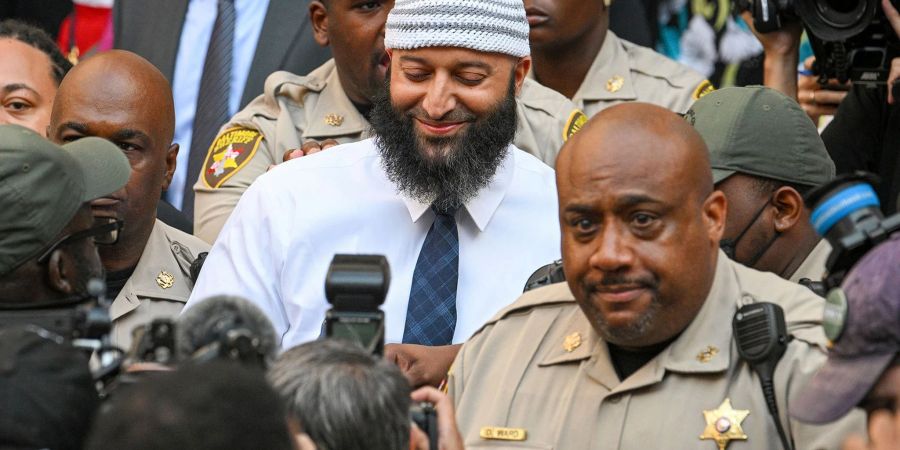 War 1999 als Teenager nach der Ermordung seiner Ex-Freundin festgenommen und zu lebenslanger Haft verurteilt worden: Adnan Syed (M.).