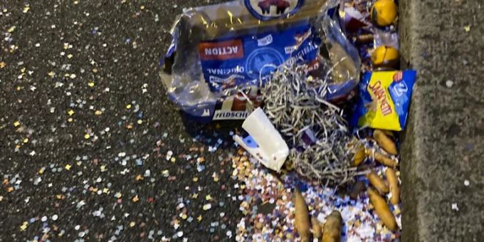 Rüebli und Orangen liegen an der Basler Fasnacht 2023 am Boden. basler fasnacht 2023