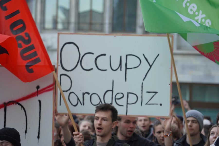 Viele demonstrieren auf dem Paradeplatz gegen die Banken.