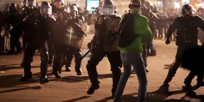 In Frankreich protestieren weiterhin Tausende gegen die beschlossene Rentenreform der Regierung - so wie hier in Paris. In Frankreich protestieren weiterhin Tausende gegen die beschlossene Rentenreform der Regierung - so wie hier in Paris.