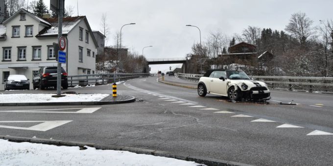 Lustmühle AR: Unfall im Verzweigungsbereich beim Abbiegen. Lustmühle AR