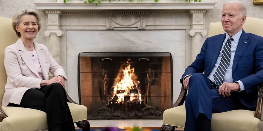 dpatopbilder - Joe Biden (r), Präsident der USA, spricht mit Ursula von der Leyen, Präsidentin der Europäischen Kommission, im Oval Office des Weissen Hauses. Foto: Andrew Harnik/AP/dpa