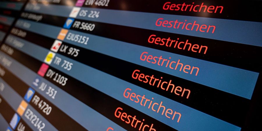 Nichts geht mehr: Am Hauptstadtflughafen Berlin-Brandenburg sind wegen des Warnstreiks des Sicherheitspersonals am Montag rund 200 Abflüge gestrichen worden.