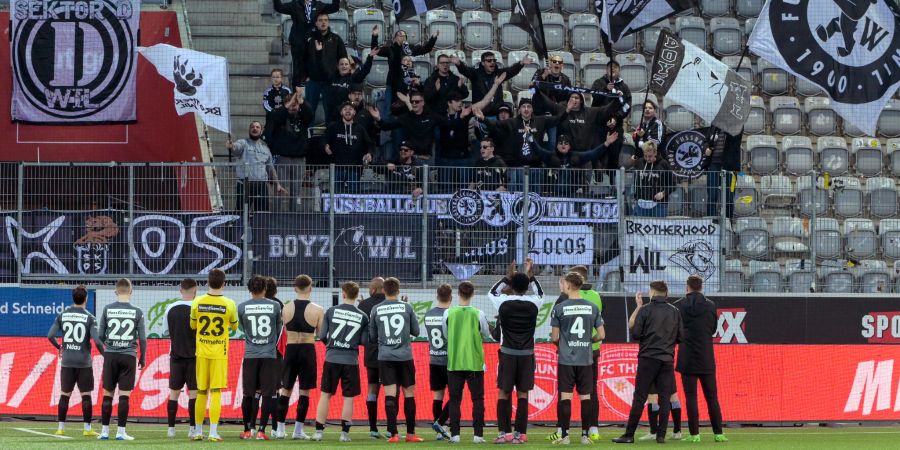 Die Spieler des  FC Wil vor ihren Fans. - Stockhorn Arena