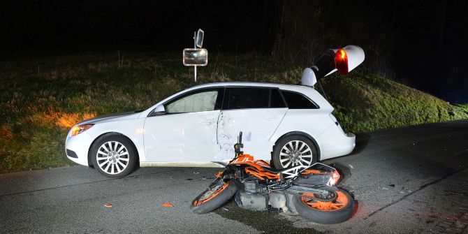 Duggingen BL: Kollision zwischen Motorrad und Personenwagen