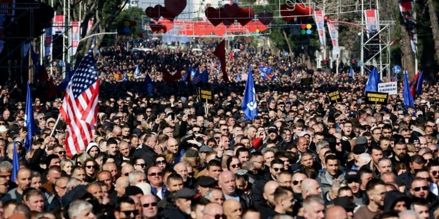 Demonstration gegen Regierungschef Rama in Tirana