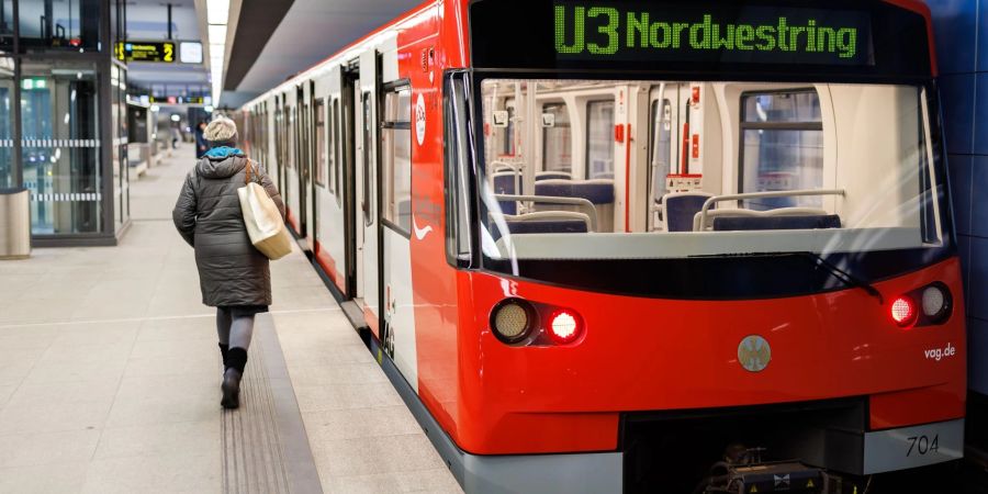 Der Trend der Zukunft: eine vollautomatische U-Bahn am U-Bahnhof Grossreuth in Nürnberg.