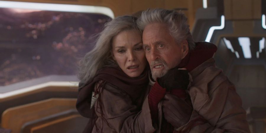 Michelle Pfeiffer (l) als Janet van Dyne und Michael Douglas als Hank Pym in einer Szene des Films «Ant-Man and The Wasp: Quantumania».