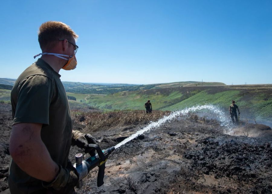 Zudem berichten sie über mehrere Vorfälle von Belästigung durch Feuerwehrmänner während der Einsätze. (Symbolbild)