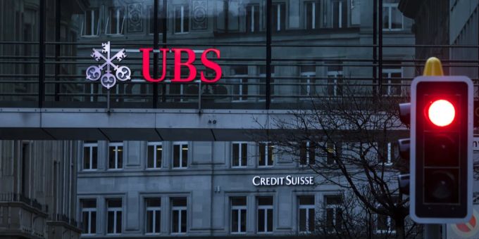 Die UBS plant einen grossen Stellenabbau, wobei 35'000 Jobs wegfallen sollen. Credit Suisse UBS