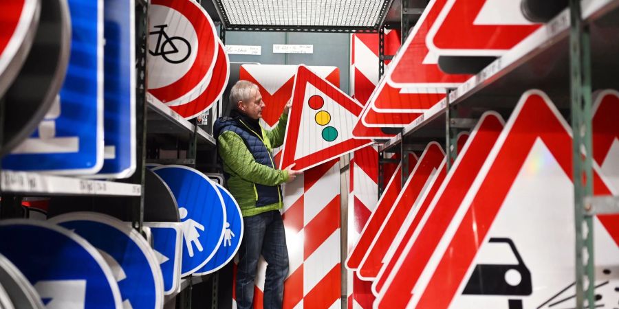 Mehr als 400 Verkehrszeichen gibt es laut ADAC. Nur die wenigsten werden sie wohl alle kennen.
