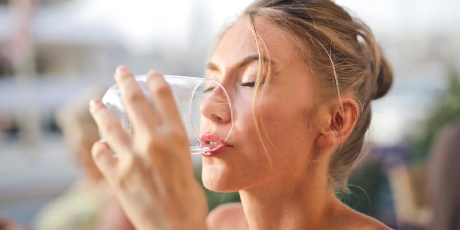 Frau Wasser trinken Glas