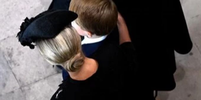 Bei Beerdigung - Queens Lieblings-Schwiegertochter tröstet Prinz George