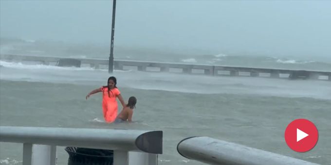 Hurrikan-Warnung - US-Eltern lassen Kids in Florida im Meer schwimmen
