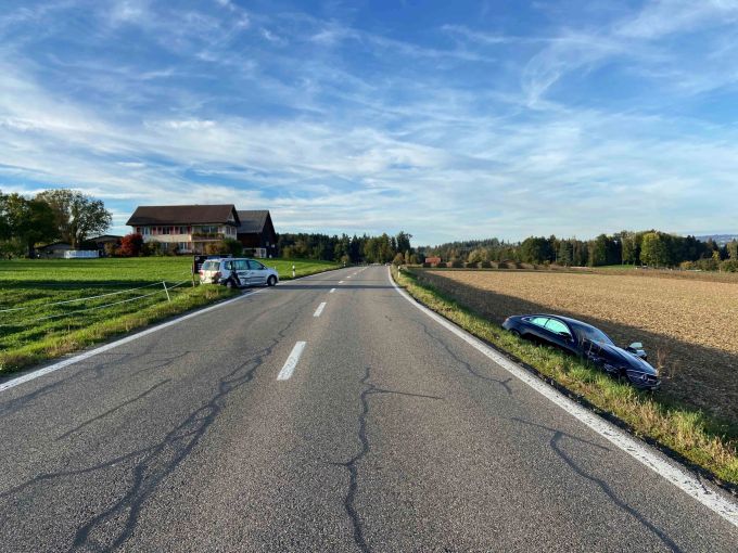 Frontal-seitliche Kollision zwischen zwei Autos in Benzenschwil Frontal-seitliche Kollision zwischen zwei PW