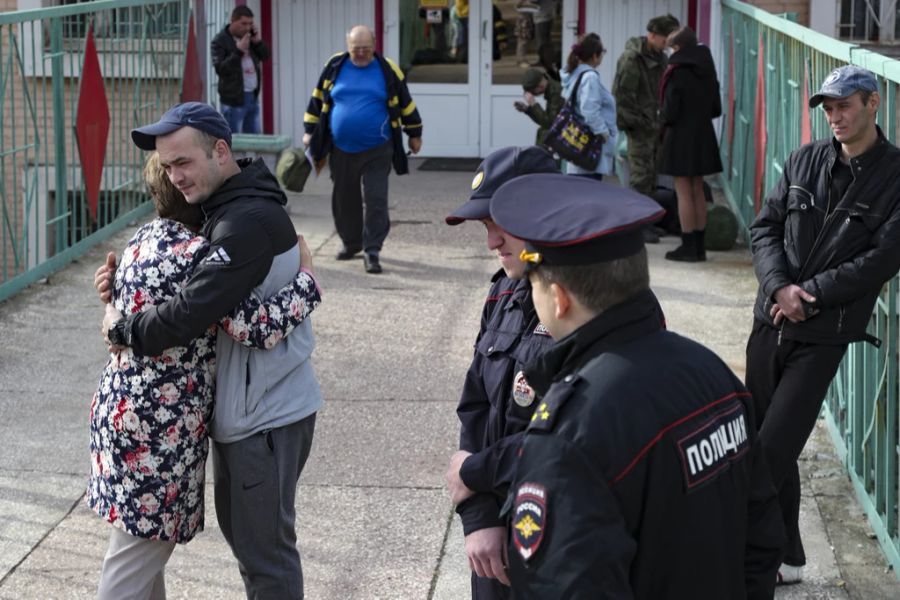 Ein russischer Rekrut in Wolgograd verabschiedet sich von seiner Mutter.