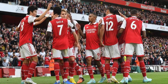 Die Spieler von Arsenal feiern das Tor von Bukayo Saka gegen Liverpool in der Premier League. Arsenal Liverpool Premier League